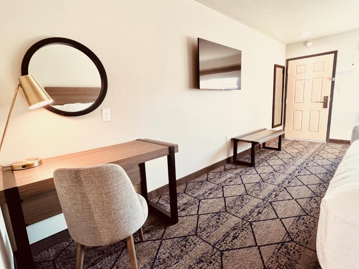 Ramada By Wyndham Modesto Yosemite Area Hotel Eksteriør billede