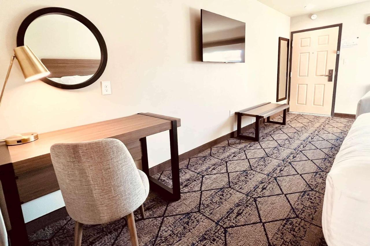 Ramada By Wyndham Modesto Yosemite Area Hotel Eksteriør billede