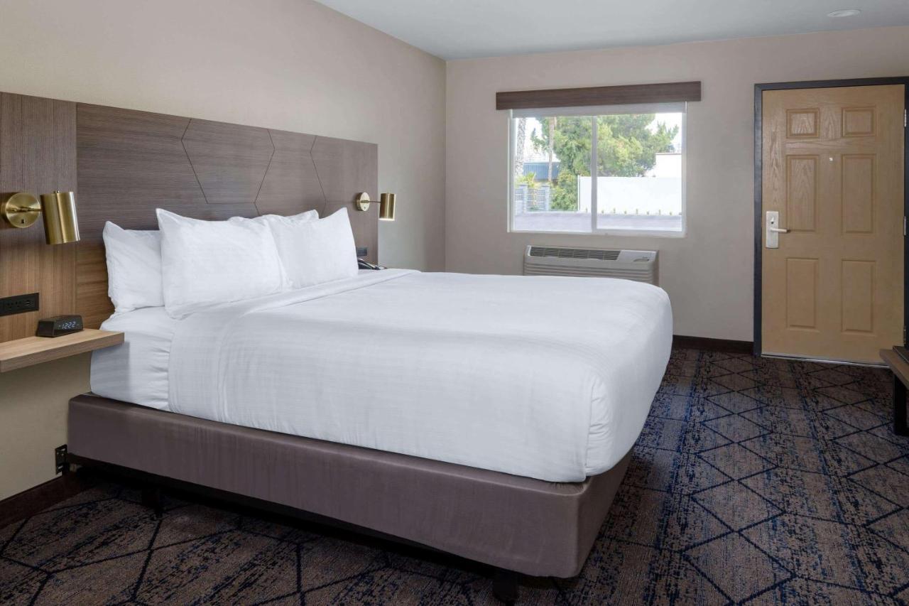 Ramada By Wyndham Modesto Yosemite Area Hotel Eksteriør billede