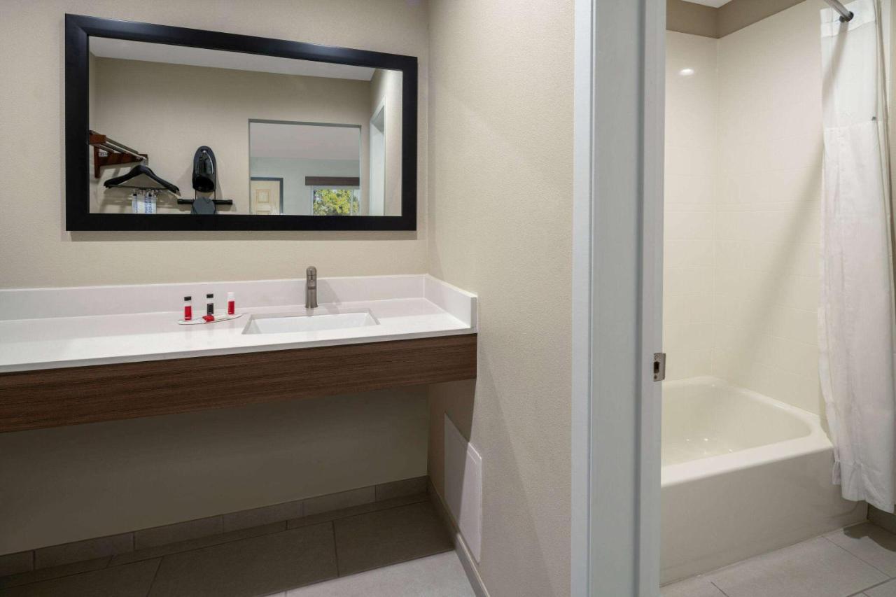 Ramada By Wyndham Modesto Yosemite Area Hotel Eksteriør billede