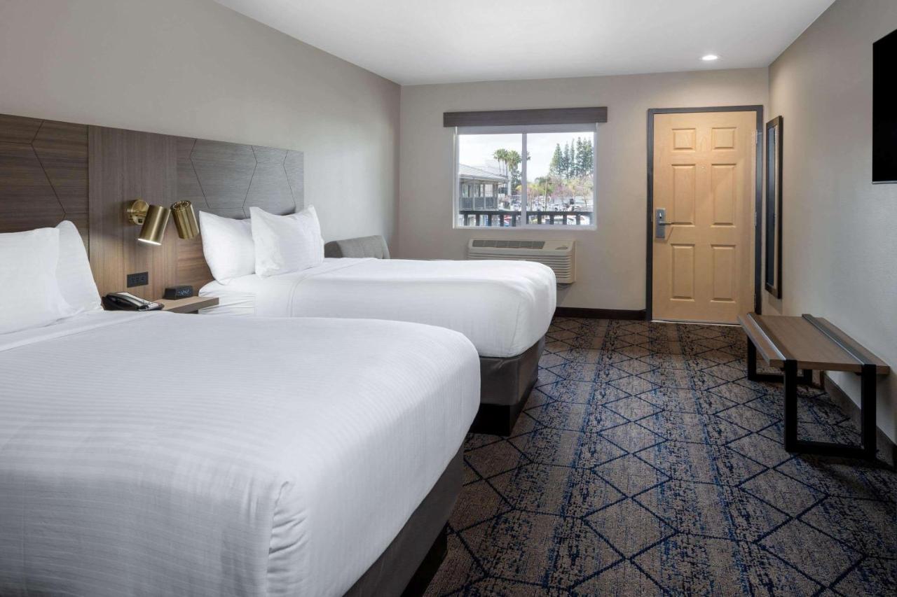 Ramada By Wyndham Modesto Yosemite Area Hotel Eksteriør billede