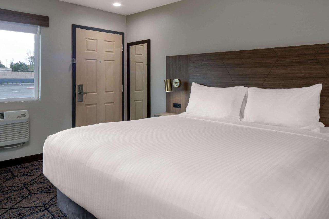 Ramada By Wyndham Modesto Yosemite Area Hotel Eksteriør billede