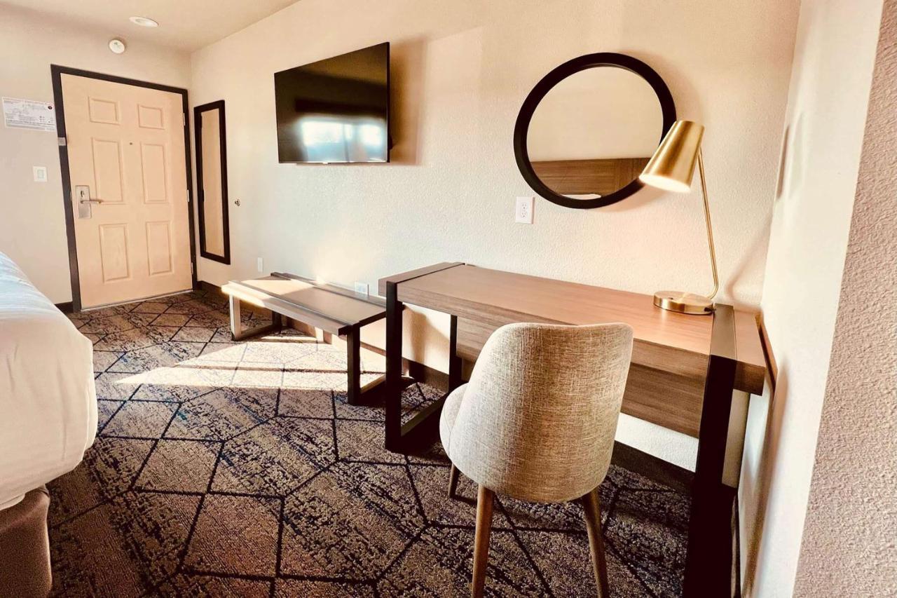 Ramada By Wyndham Modesto Yosemite Area Hotel Eksteriør billede