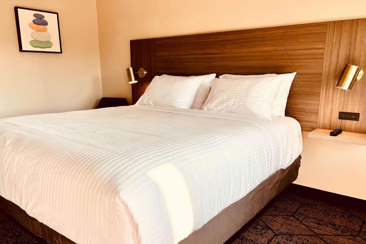 Ramada By Wyndham Modesto Yosemite Area Hotel Eksteriør billede