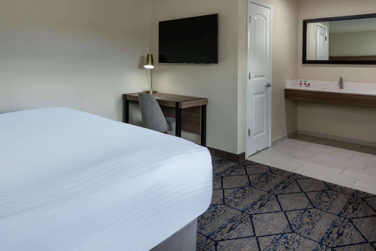 Ramada By Wyndham Modesto Yosemite Area Hotel Eksteriør billede
