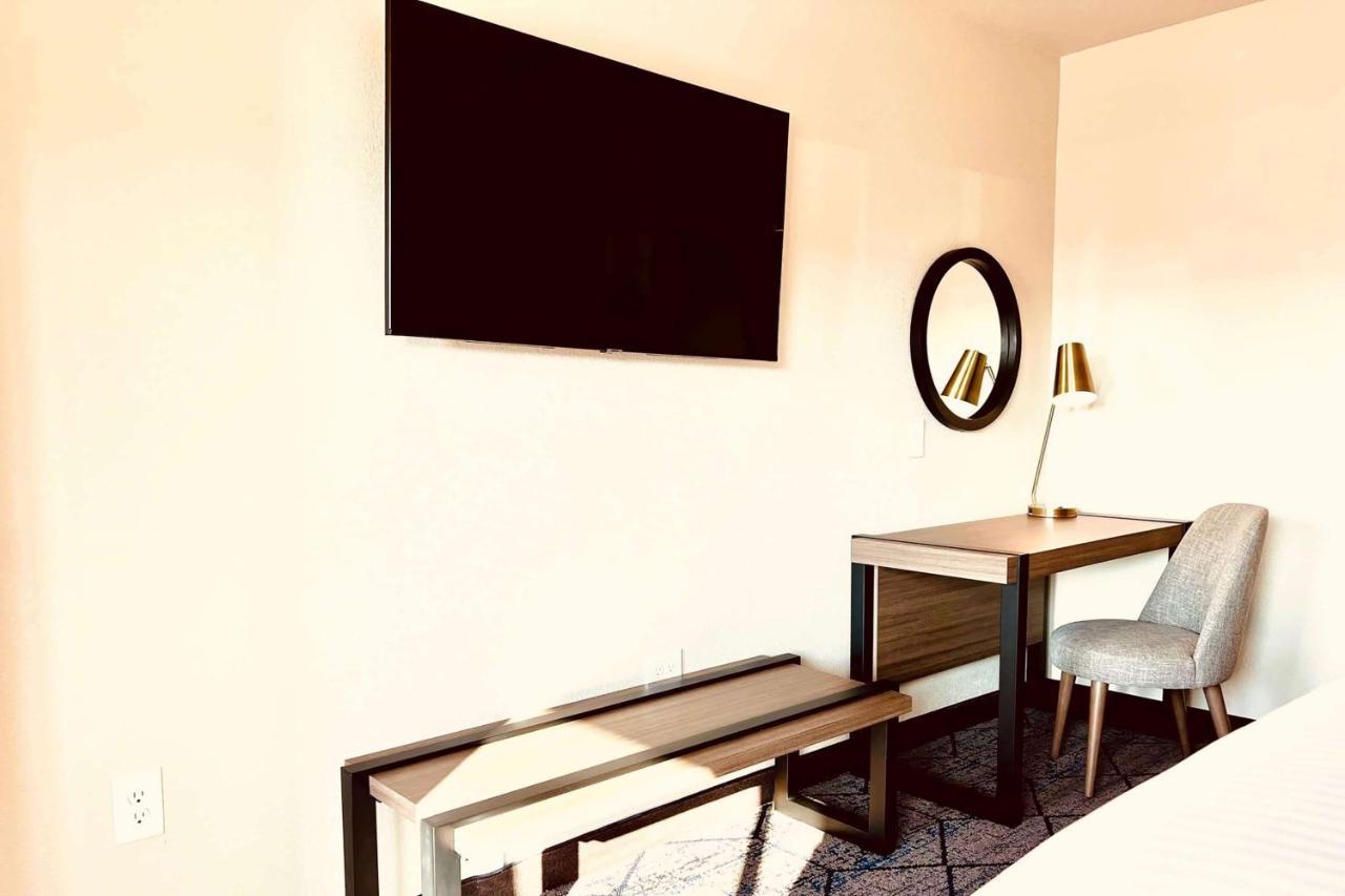 Ramada By Wyndham Modesto Yosemite Area Hotel Eksteriør billede