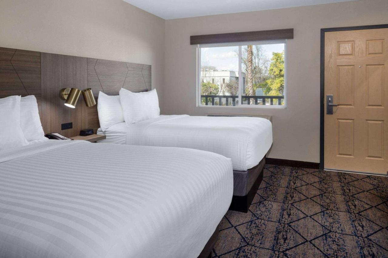 Ramada By Wyndham Modesto Yosemite Area Hotel Eksteriør billede