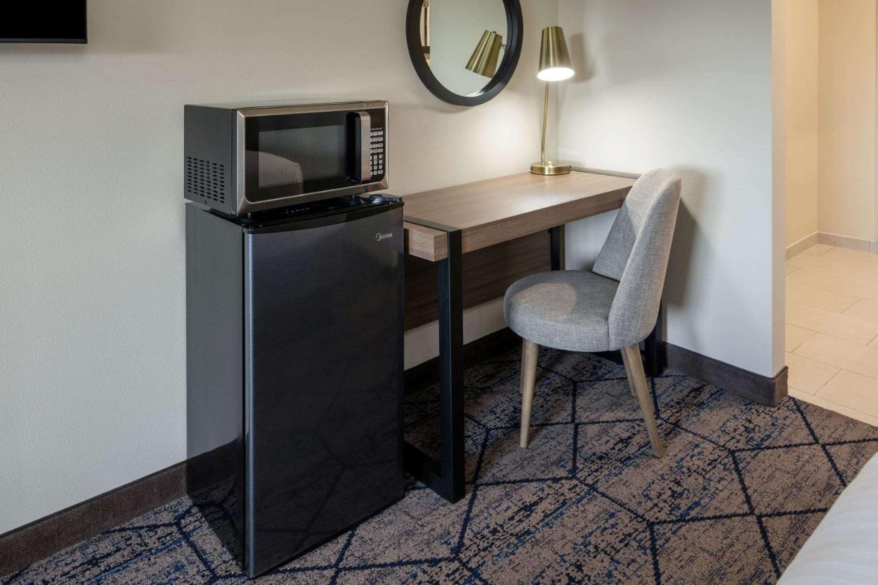 Ramada By Wyndham Modesto Yosemite Area Hotel Eksteriør billede