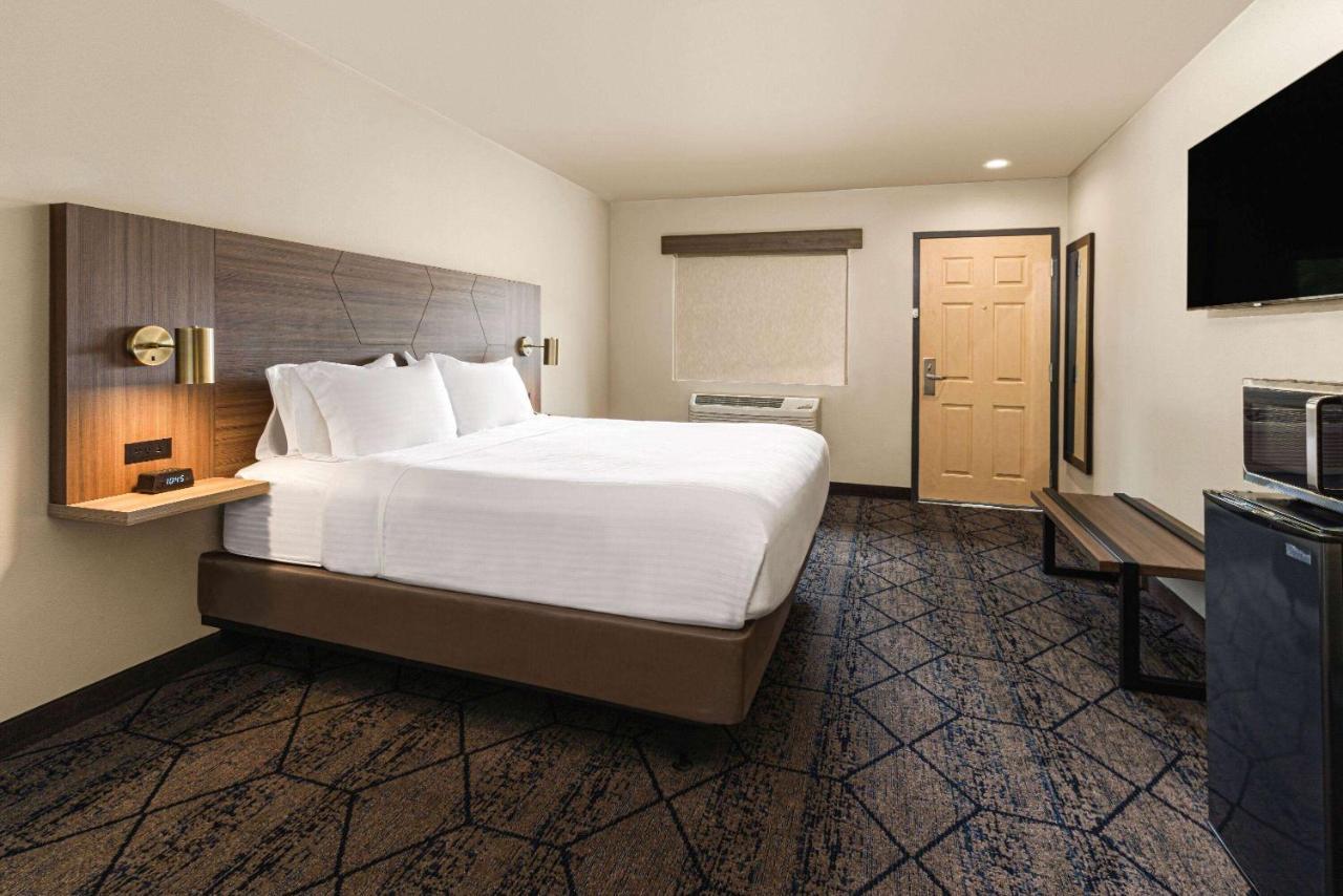 Ramada By Wyndham Modesto Yosemite Area Hotel Eksteriør billede